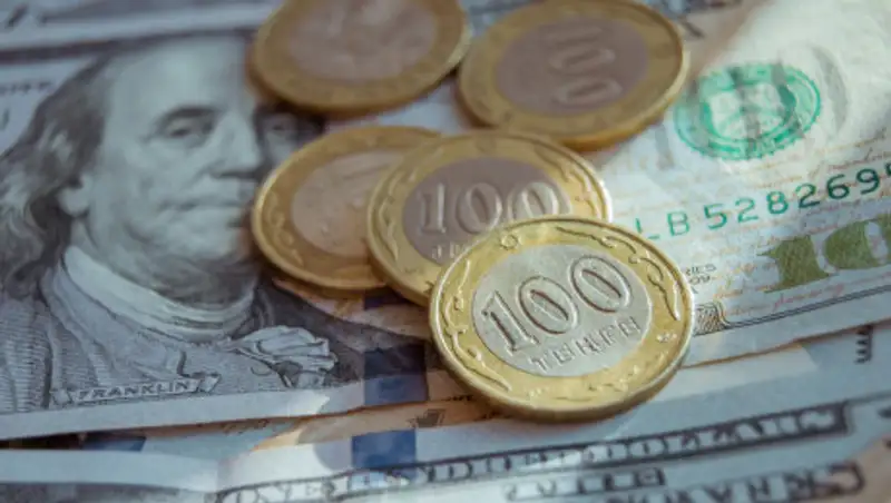 Цены на нефть падают, тенге слабеет