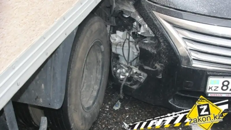 В Алматы водитель Ниссана врезался в грузовую машину