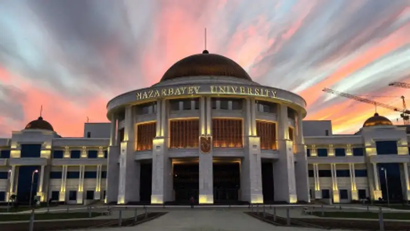 Елбасы поздравил выпускников и весь преподавательский состав НУ с юбилеем