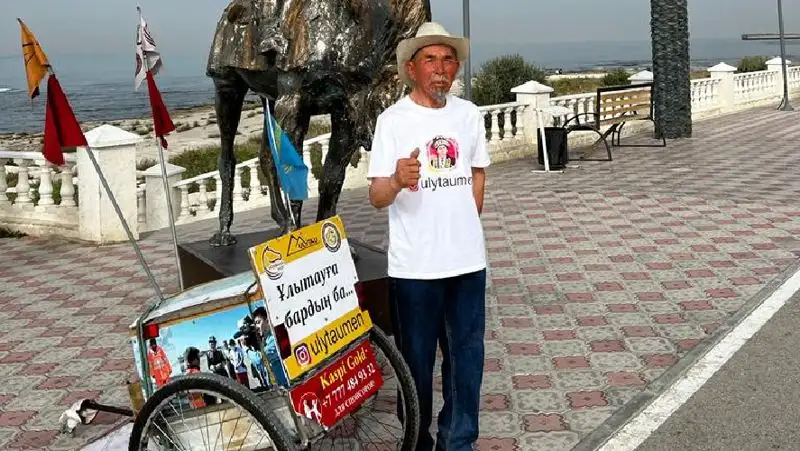 72-летний путешественник пешком добрался до Актау, фото - Новости Zakon.kz от 30.09.2022 18:26