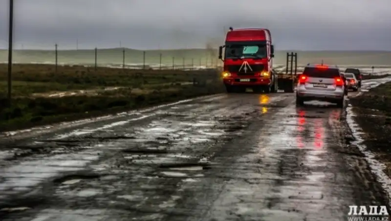В Мангистау из-за дождя складывается сложная обстановка на автотрассах