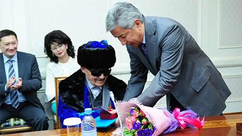 Аким г.Астаны Имангали Тасмагамбетов вручил ключи от квартир ветеранам ВОВ