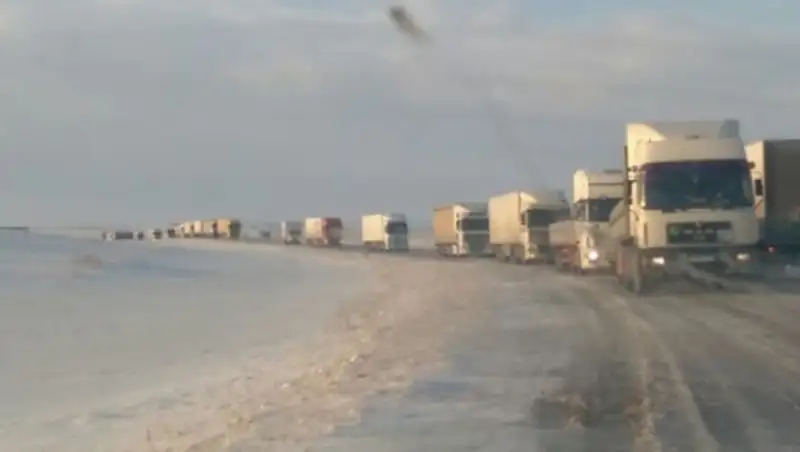 На трассах Карагандинской области из-за гололеда образовались восьмикилометровые пробки