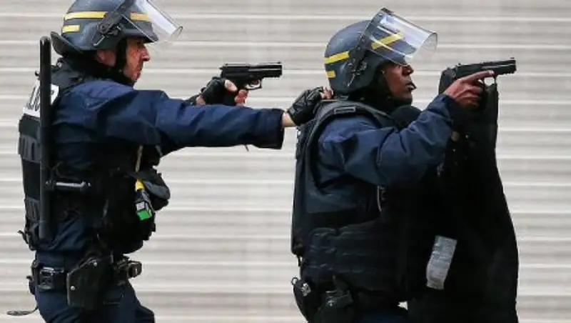 В Париже в ходе перестрелки пострадали два человека