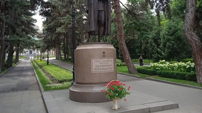 цветы, памятник Бауржан Мамышулы, фото - Новости Zakon.kz от 22.06.2023 19:16
