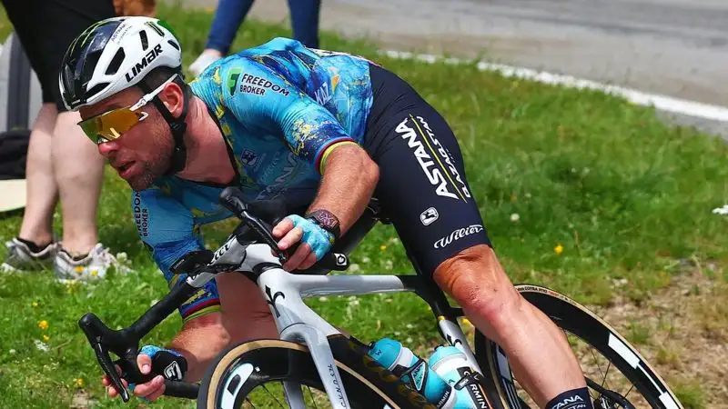 Знаменитый спринтер "Астаны" Кэвендиш упал и сошел с "Тур де Франс-2023"