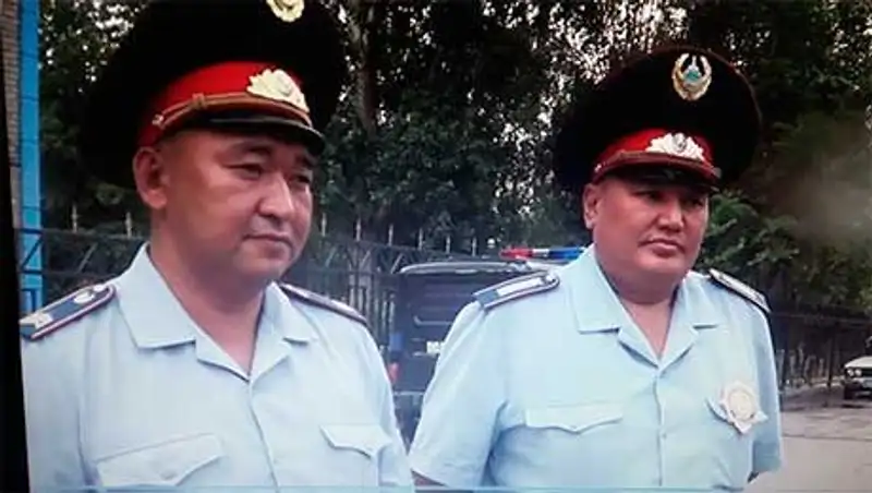 Дорожные полицейские закрыли своей машиной автобус с детьми в Экибастузе