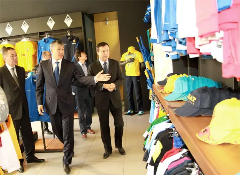 А.Джаксыбеков посетил объекты футбольного клуба «Кайрат», фото - Новости Zakon.kz от 24.10.2013 15:58