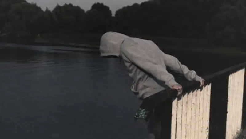 Мужчина спрыгнул с моста в Уральске