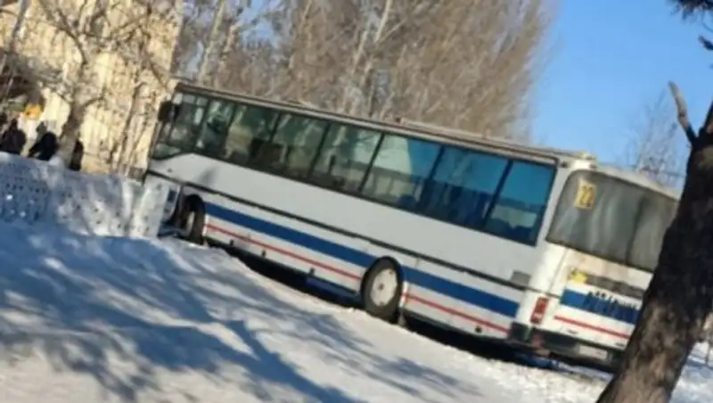 Пассажирский автобус снес ограждение школы в Костанае