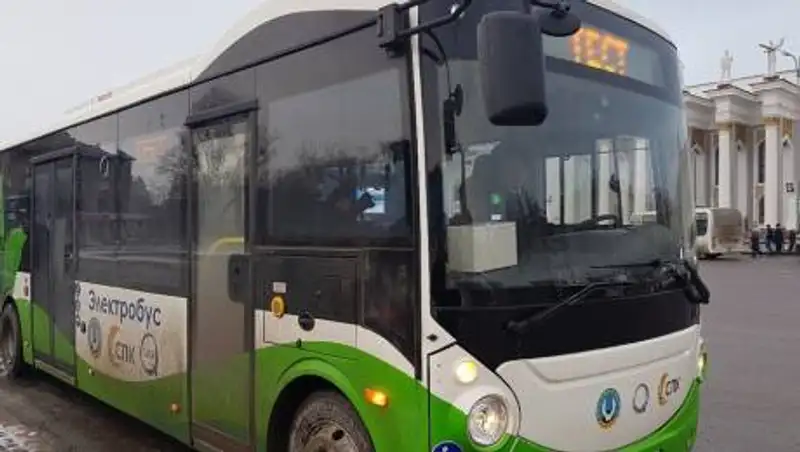 Водитель автобуса с запрокинутой ногой и телефоном в руках попал на видео