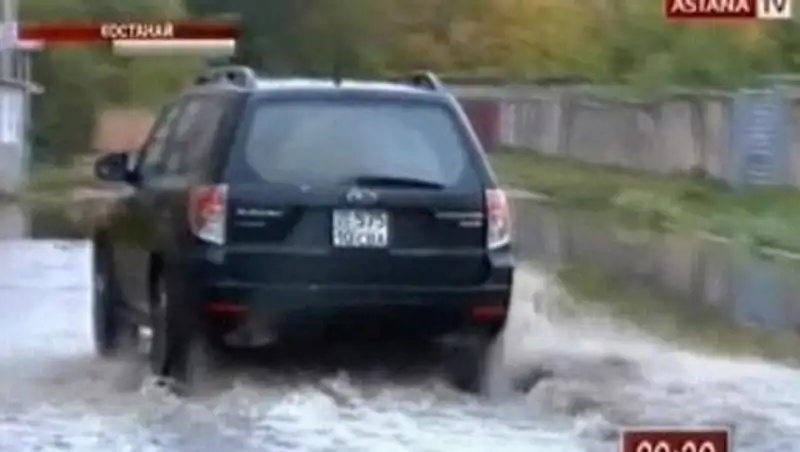 В Костанае одна из центральных улиц оказалась затопленной сразу после ремонта