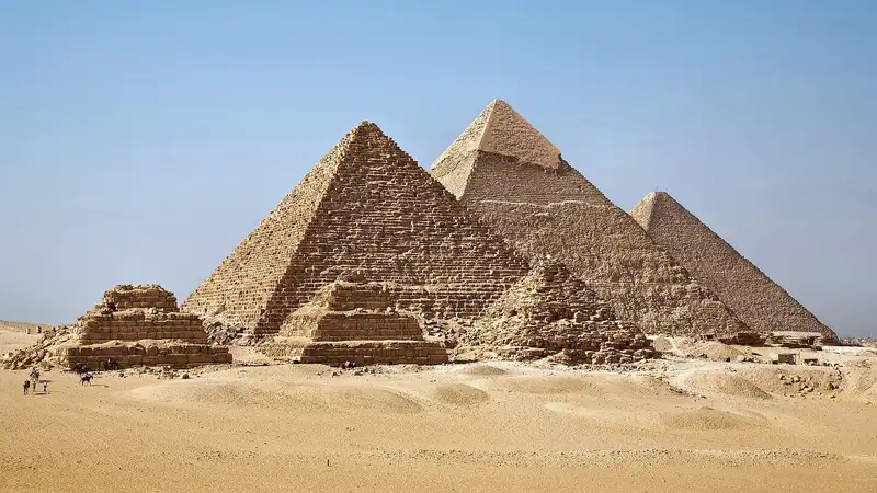 Археологи начали достраивать египетскую пирамиду