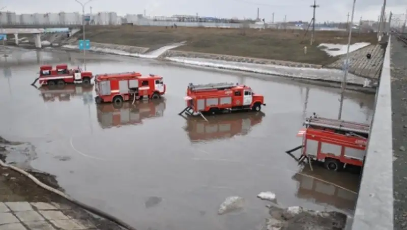 Талые воды продолжают угрожать микрорайону в Костанае