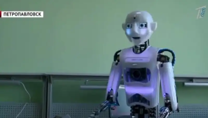 Робот пожмет руки Назарбаеву и Путину