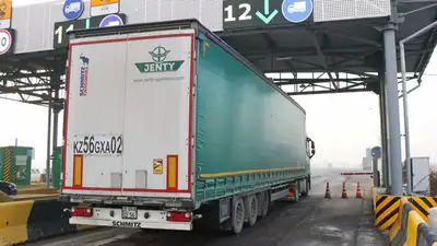 В КНБ РК объяснили причину скопления фур на границах, фото - Новости Zakon.kz от 14.06.2023 17:35