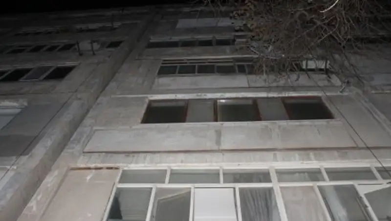 Ветеран ВОВ в Актау выпала из окна высотки и умерла