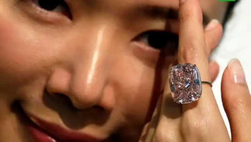 В Гонконге представили редкий розовый бриллиант