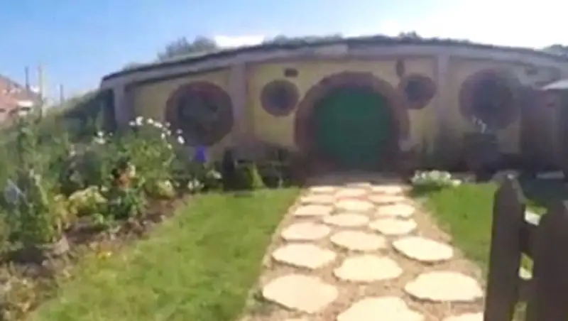 Британская пара построила нору хоббитов