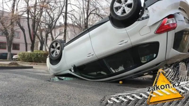 В Алматы перевернулся Subaru, пострадал мальчик