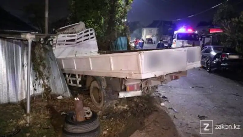 Грузовик снес забор и газовую трубу – ночное ДТП в Алматы