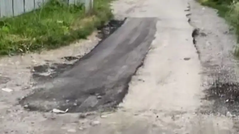 Велодорожка или улица: ремонт дорог возмутил сельчан в Алматинской области