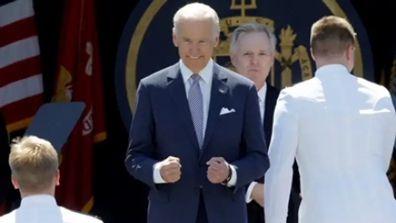 Речь вице-президента США усыпила выпускников Военно-морской академии