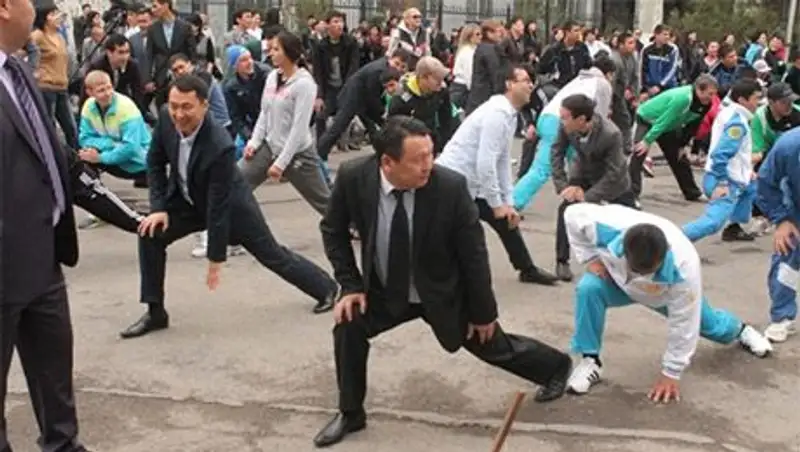 Массовой зарядкой отметили чиновники день здоровья