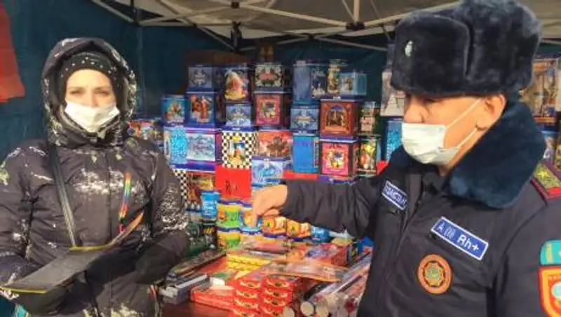 Казахстанцам объяснили, как выбрать безопасную пиротехнику