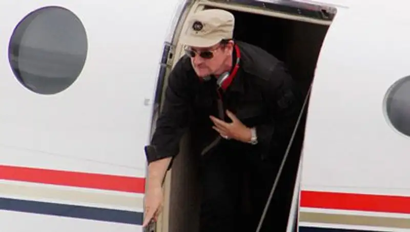 У самолета Боно в полете отвалилась дверь