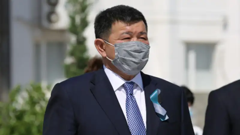 Досмухамбетов почтил память жертв коронавируса