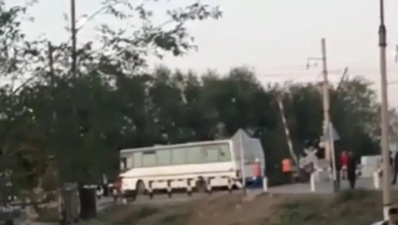 На месте столкновения с поездом в Чемолгане вновь стоит автобус