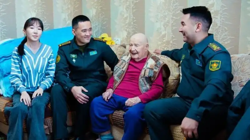В Алматы военнослужащие поздравили ветерана ВОВ с 97-летием