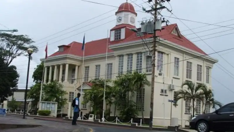 В Тринидаде и Тобаго пастор насиловал школьницу в машине