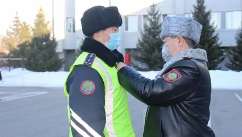 Полицейского, задержавшего преступника несмотря на ножевую рану, наградили в ВКО