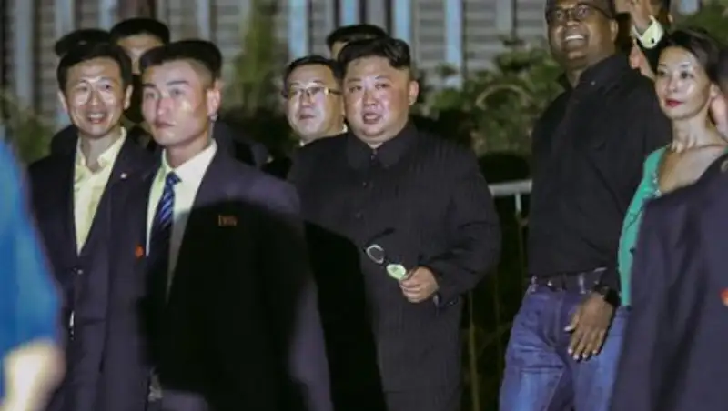 Ким Чен Ын до полуночи гулял по Сингапуру в окружении полицейских