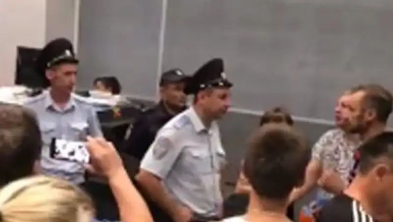 В аэропорту Уфы пассажиры устроили скандал из-за задержки рейса