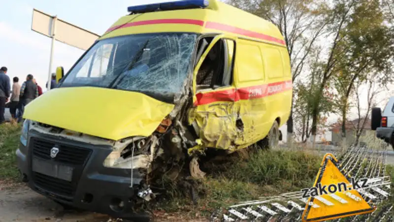 Скорая с беременной пассажиркой попала в серьезное ДТП под Алматы