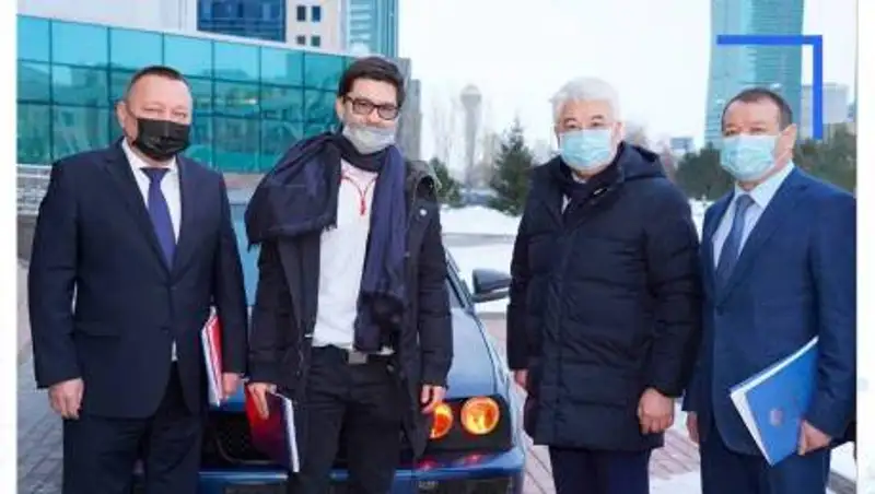 Казахстанский финалист конкурса Илона Маска представил электромобиль главе МИИР