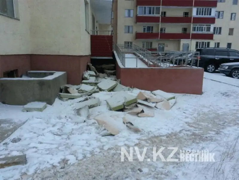 В Караганде с новостройки на Юго-Востоке обрушилась обшивка (Фото), фото - Новости Zakon.kz от 16.12.2013 01:47