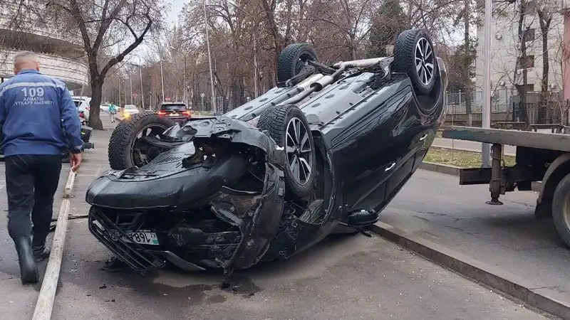 Водителю стало плохо – кроссовер перевернулся в Алматы