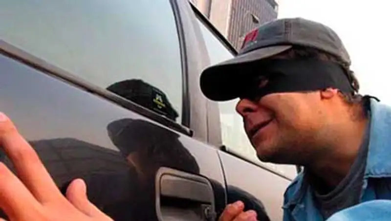 Из автомашины жителя Актау неизвестные украли около 600 тысяч тенге, фото - Новости Zakon.kz от 15.11.2013 17:29