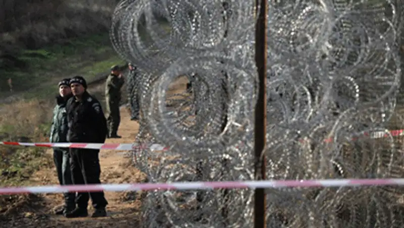 Болгария отгородится от Турции трехметровой стеной с колючей проволокой