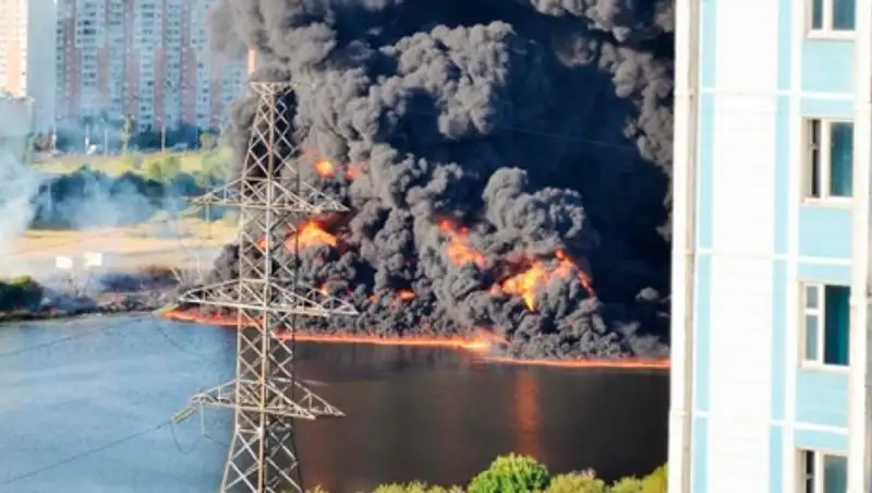 В Москве загорелась река