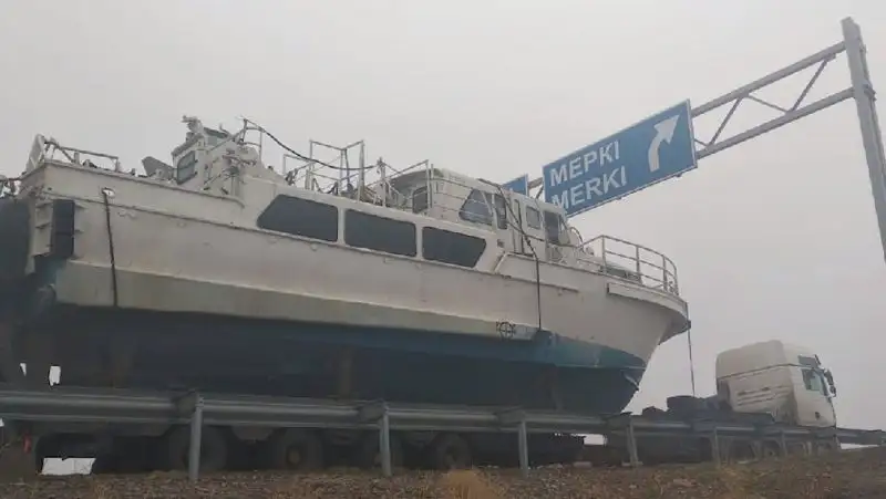 На трассе в Жамбылской области застрял катер