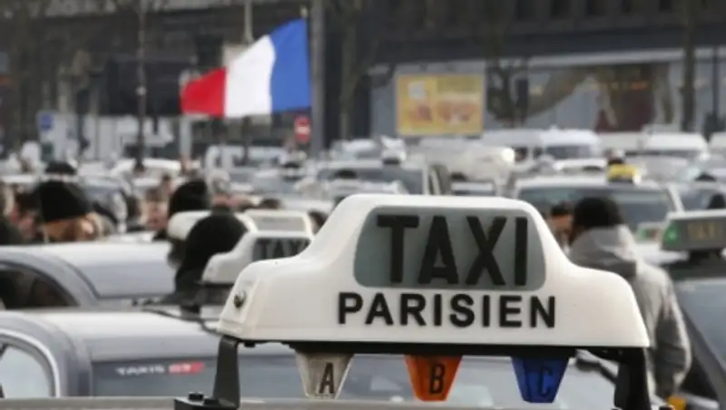 Бастующие таксисты перекрывают движение в Париже