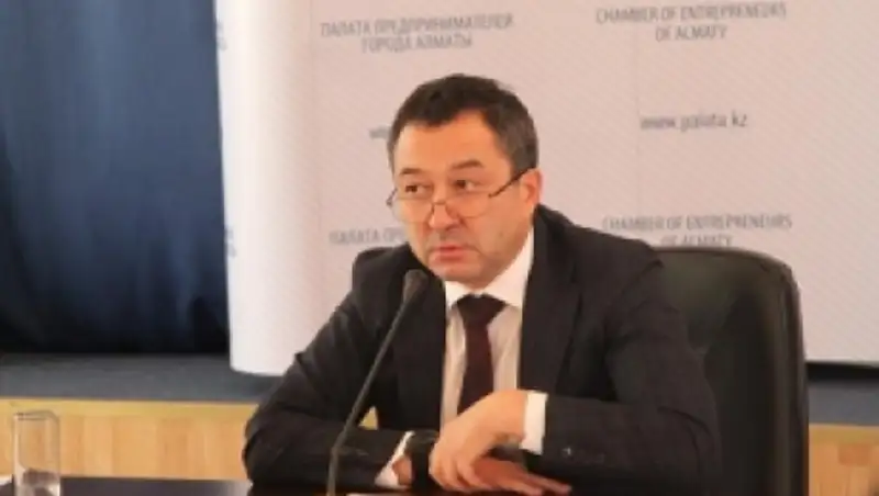 "Пусть госслужащие работают, а не сидят в соцсетях" - юрист Ж.Сулейманов