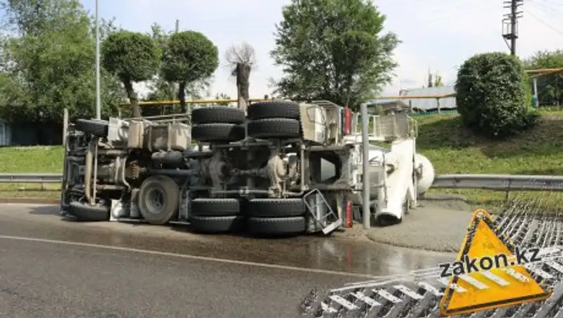 В Алматы перевернулась бетономешалка