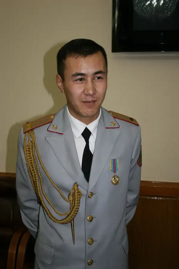 Патрульного полицейского, спасшего сброшенного с крыши мальчика, наградили медалью Патрульного полицейского, спасшего сброшенного с крыши мальчика, наградили медалью, фото - Новости Zakon.kz от 14.12.2011 17:30