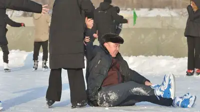 Аким на катке в Жетысуской области умилил пользователей Сети, фото - Новости Zakon.kz от 30.12.2022 13:08